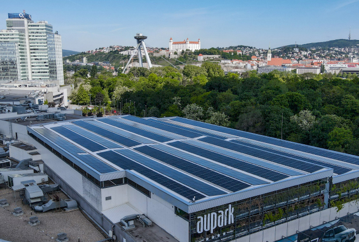 Aupark robí ďalší krok k udržateľnosti. Na streche mu pribudnú solárne panely